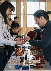 Citizen Science Aktionstag im NHM in Wien (Personen im Vordergrund (v.l.): Marlene Ernst und Ina Matt)<br />Photo: Michael Brauer